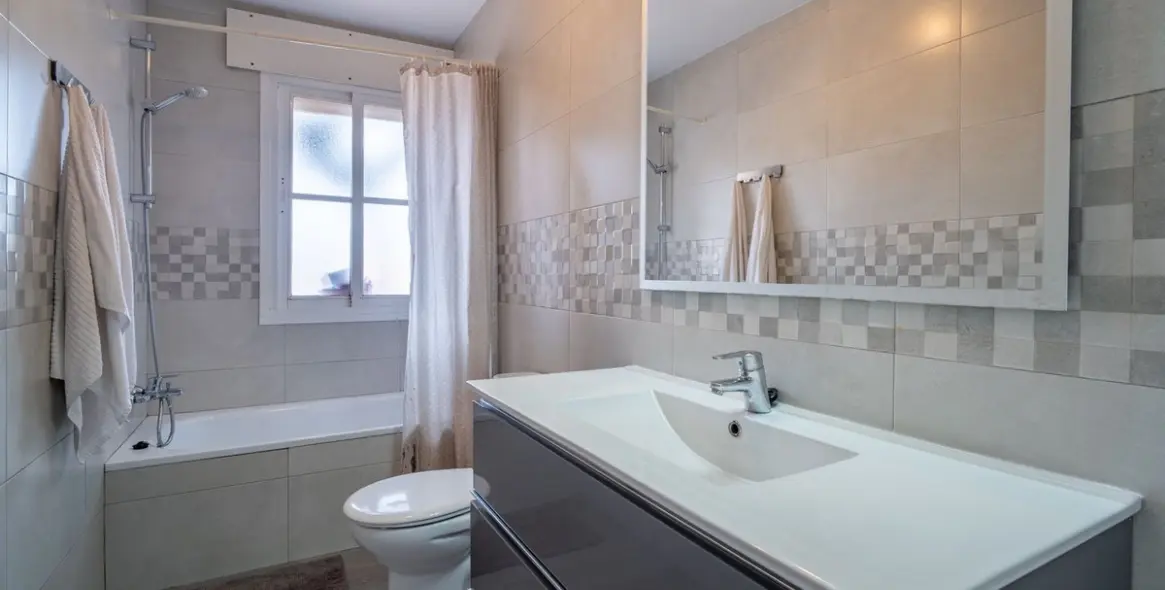 Sale of detached villa in El Candado 25