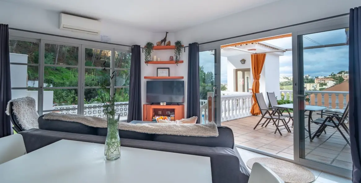 Sale of detached villa in El Candado 27