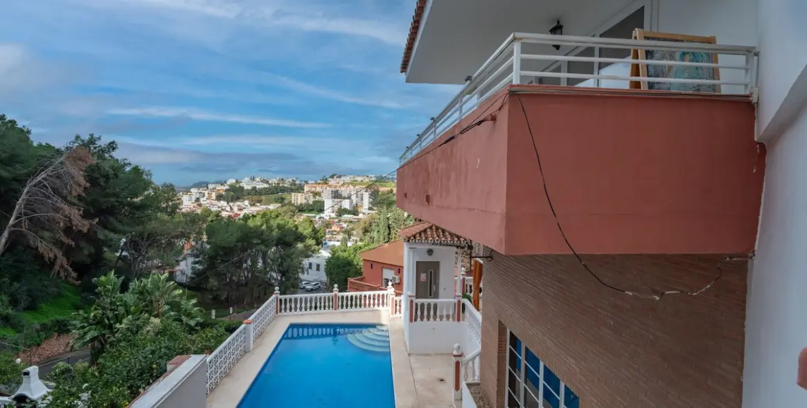 Sale of detached villa in El Candado 29