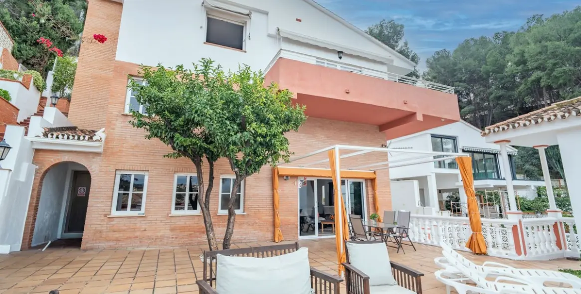 Sale of detached villa in El Candado 35