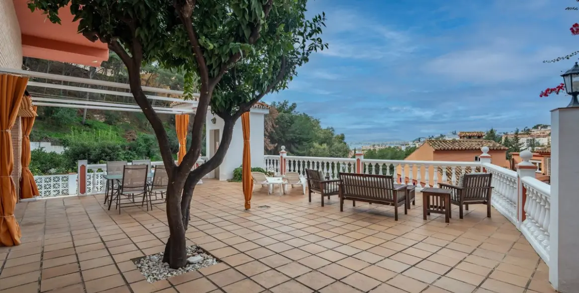 Sale of detached villa in El Candado 41