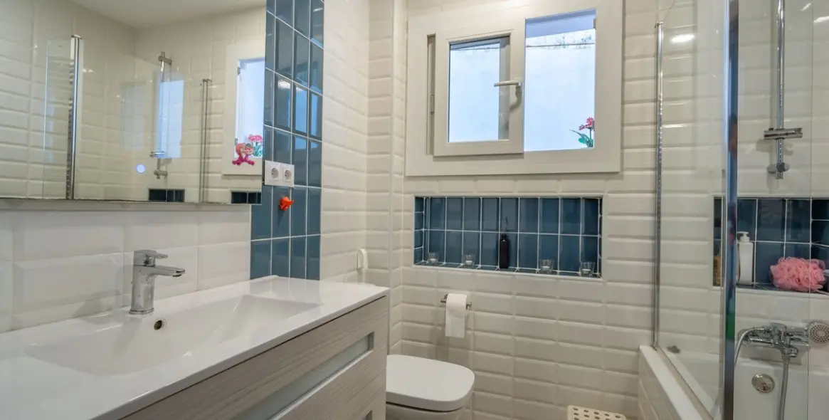 Sale of detached villa in El Candado 44