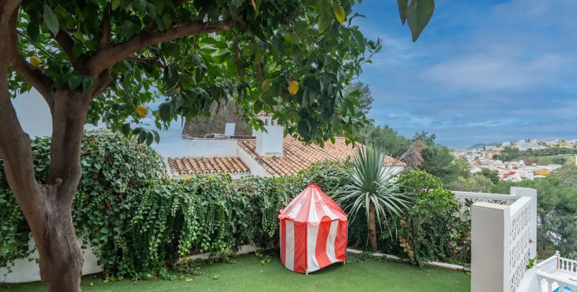 Sale of detached villa in El Candado 53