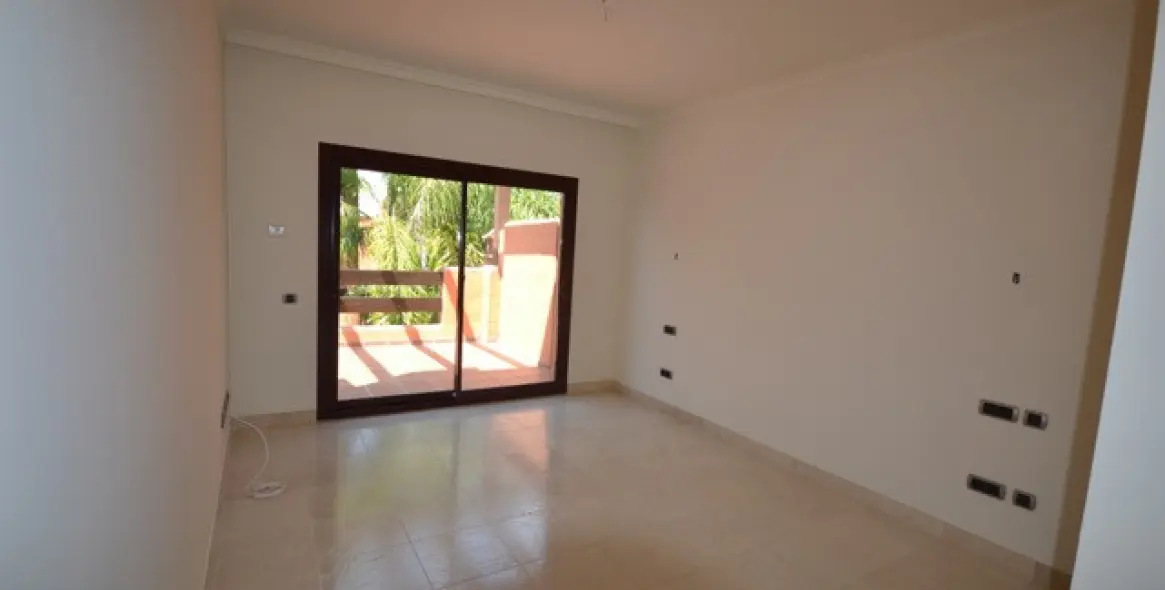 Sale of semi-detached house in The Golden Mile 10