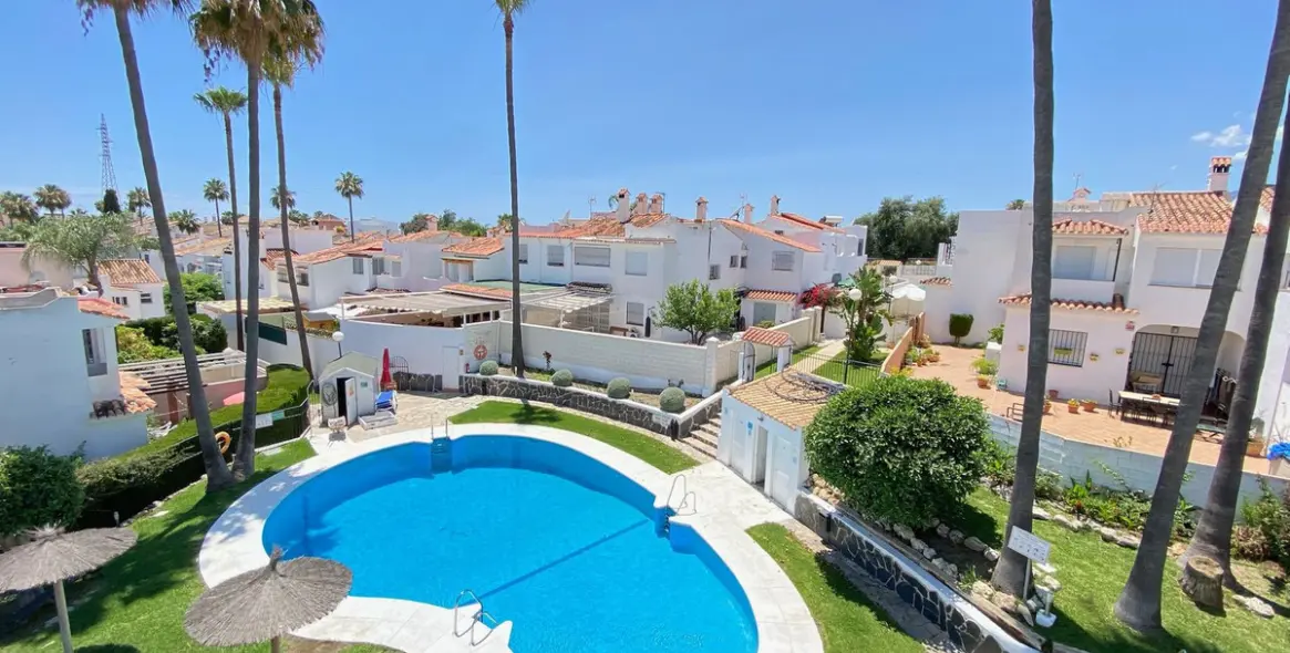 Alquiler a largo plazo de villa independiente en Estepona 1