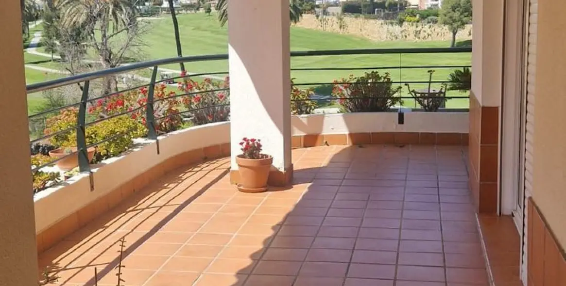 Venta de apartamento en planta media en Marbella 2