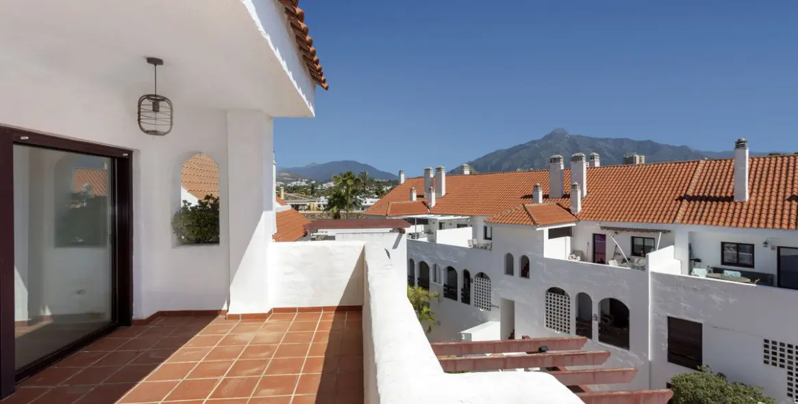 Sale of middle floor apartment in Nueva Andalucía 1