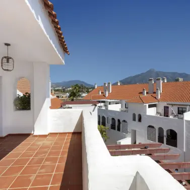 Sale of middle floor apartment in Nueva Andalucía