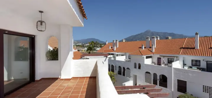 Sale of middle floor apartment in Nueva Andalucía 0