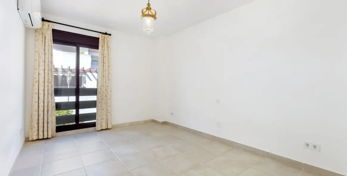 Sale of middle floor apartment in Nueva Andalucía 5