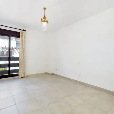 Sale of middle floor apartment in Nueva Andalucía