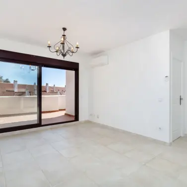 Sale of middle floor apartment in Nueva Andalucía