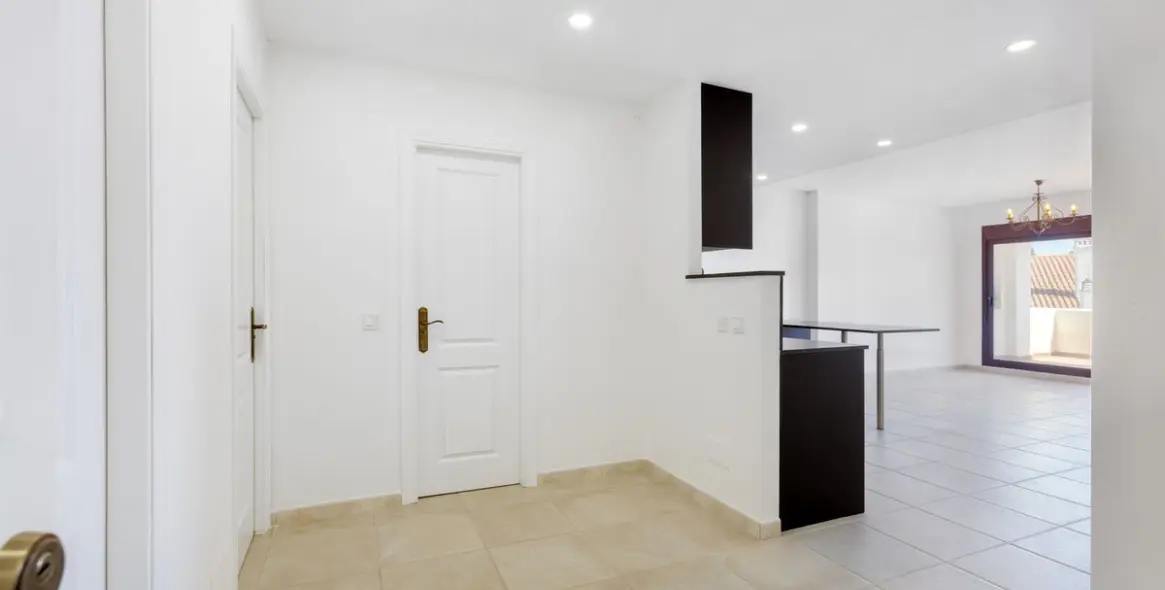 Sale of middle floor apartment in Nueva Andalucía 8