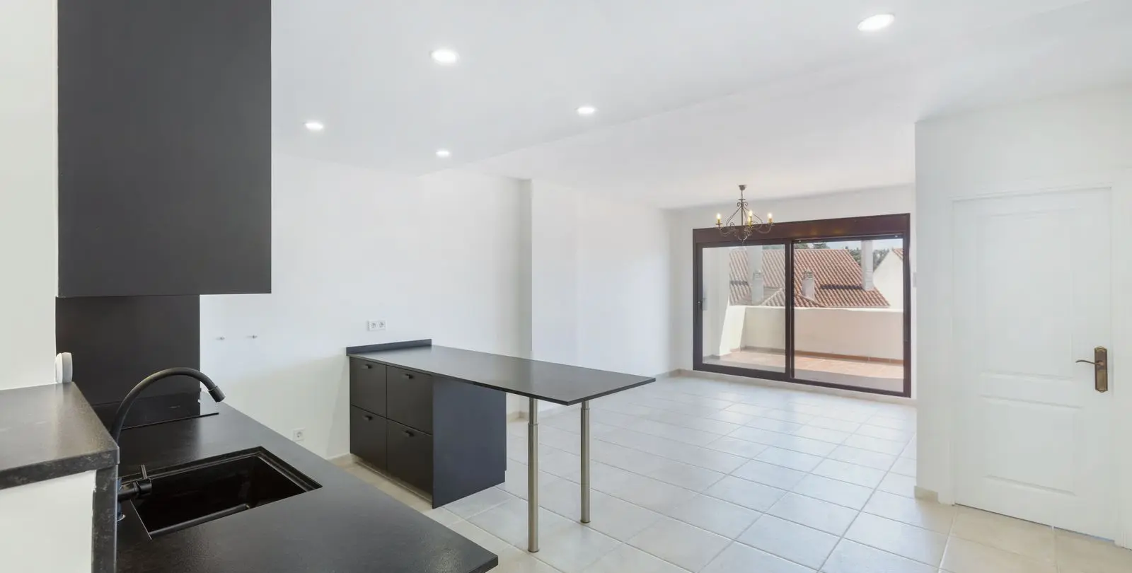 Sale of middle floor apartment in Nueva Andalucía 3