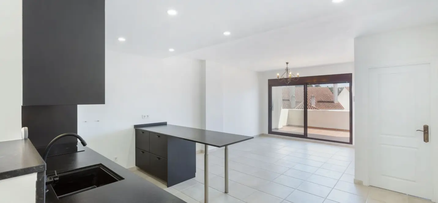 Venta de apartamento en planta media en Nueva Andalucía 2