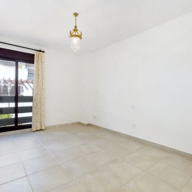 Venta de apartamento en planta media en Nueva Andalucía