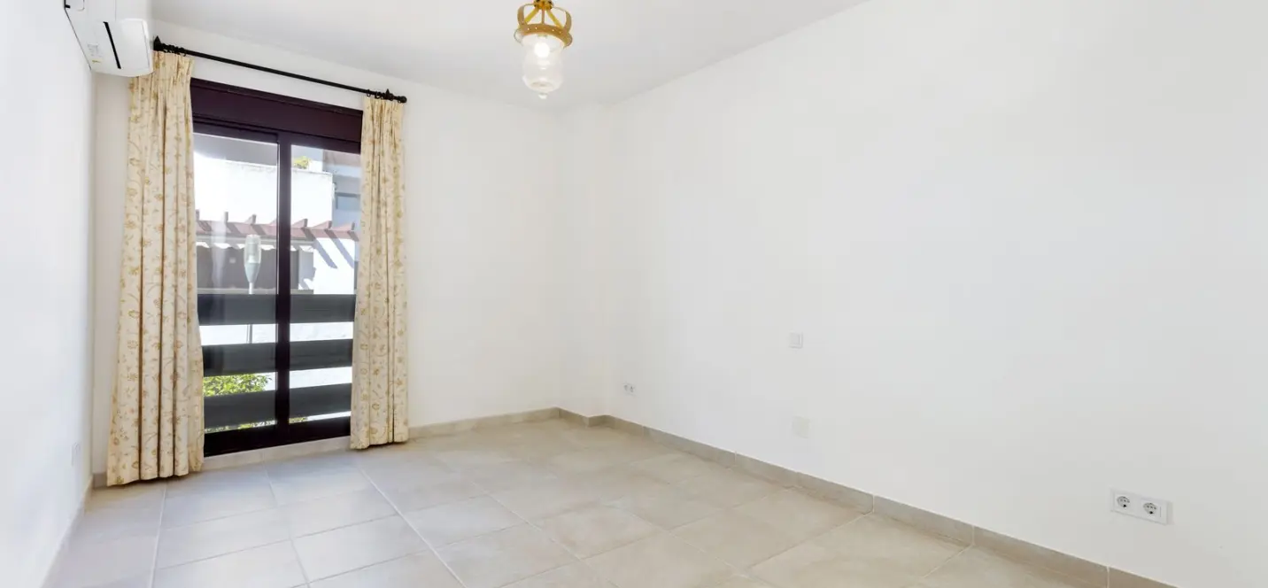 Venta de apartamento en planta media en Nueva Andalucía 4
