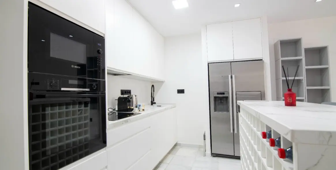 Alquiler a largo plazo de apartamento en planta media en Puerto Banús 1