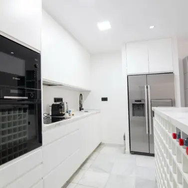 Alquiler a largo plazo de apartamento en planta media en Puerto Banús