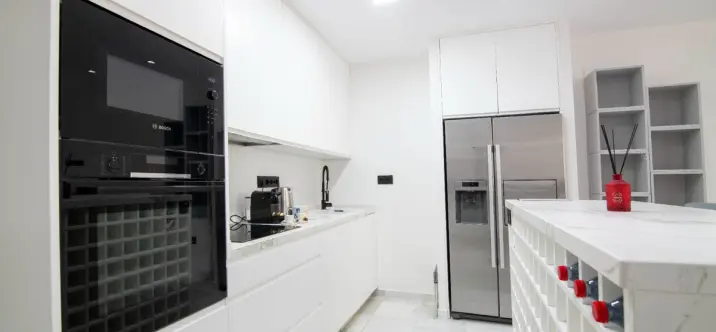 Alquiler a largo plazo de apartamento en planta media en Puerto Banús 0