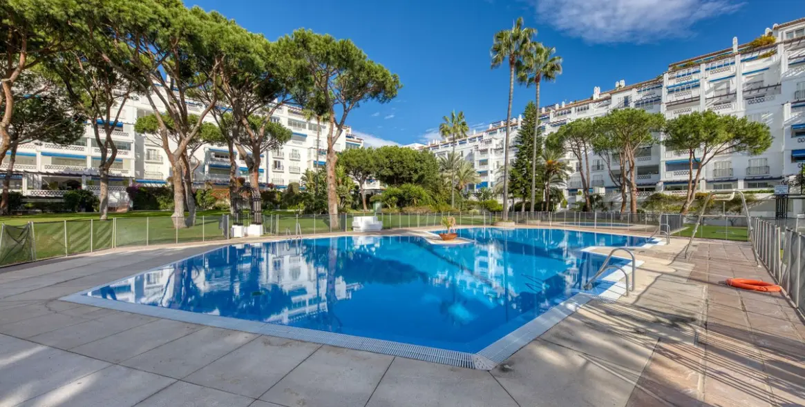 Alquiler a largo plazo de apartamento en planta media en Puerto Banús 2