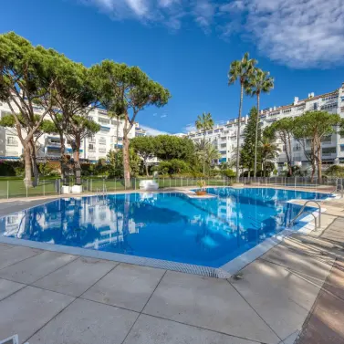 Alquiler a largo plazo de apartamento en planta media en Puerto Banús