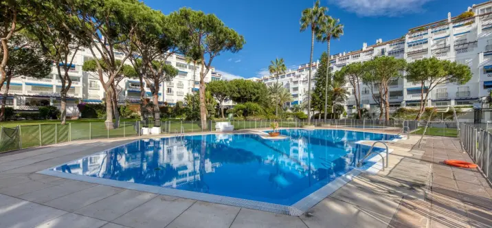 Alquiler a largo plazo de apartamento en planta media en Puerto Banús 1