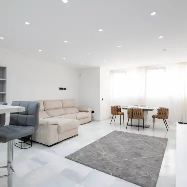 Alquiler a largo plazo de apartamento en planta media en Puerto Banús