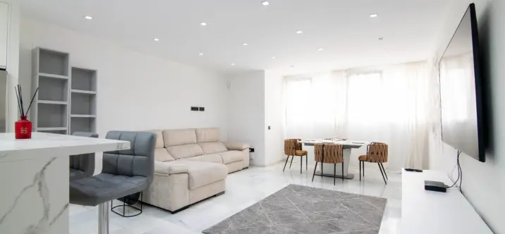 Alquiler a largo plazo de apartamento en planta media en Puerto Banús 2