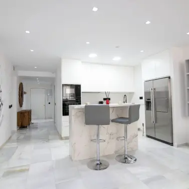 Alquiler a largo plazo de apartamento en planta media en Puerto Banús