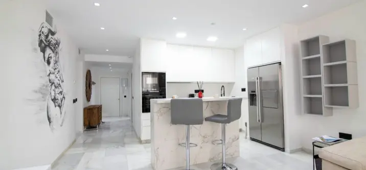 Alquiler a largo plazo de apartamento en planta media en Puerto Banús 3