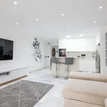 Alquiler a largo plazo de apartamento en planta media en Puerto Banús