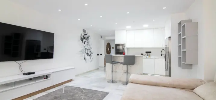 Alquiler a largo plazo de apartamento en planta media en Puerto Banús 4