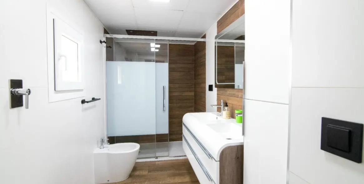 Alquiler a largo plazo de apartamento en planta media en Puerto Banús 15