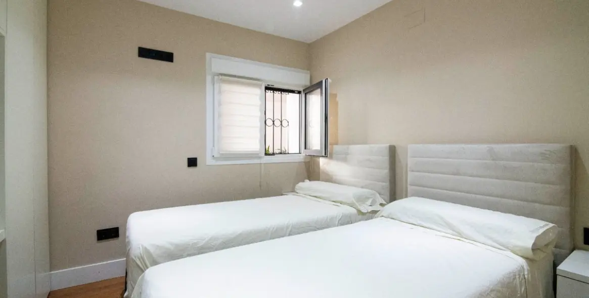 Alquiler a largo plazo de apartamento en planta media en Puerto Banús 18