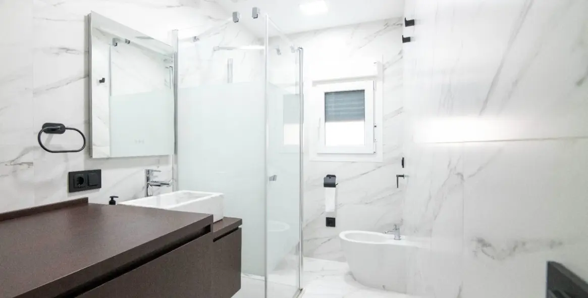 Alquiler a largo plazo de apartamento en planta media en Puerto Banús 19