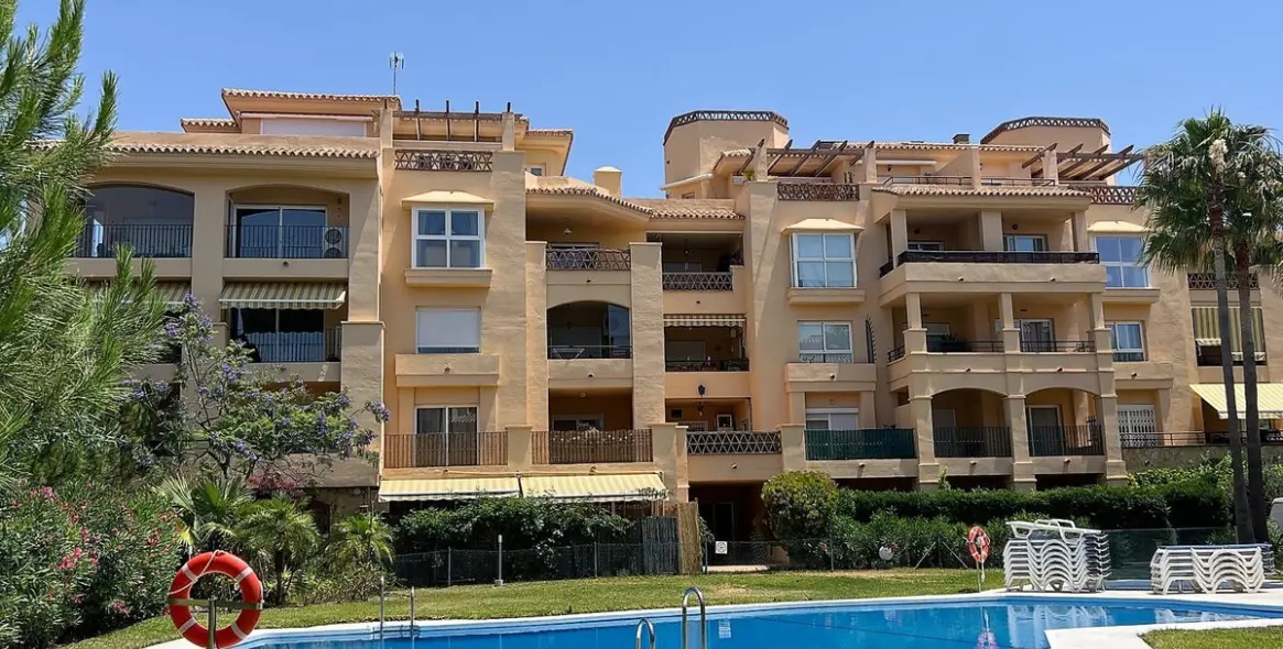 Продажа апартаментов на среднем этаже в Calahonda 1