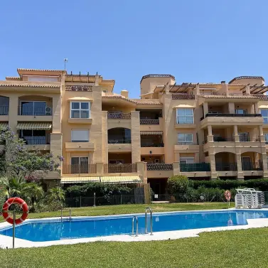 Venta de apartamento en planta media en Calahonda