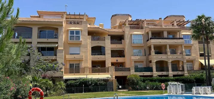 Venta de apartamento en planta media en Calahonda 0