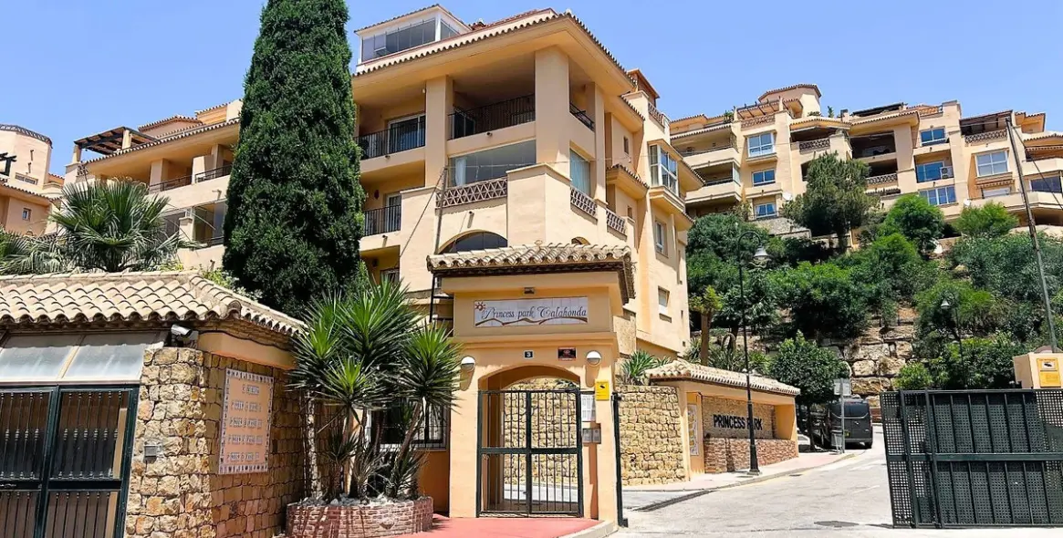 Продажа апартаментов на среднем этаже в Calahonda 25