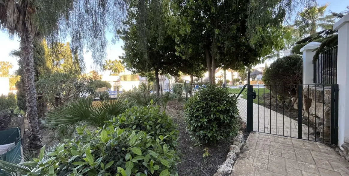 Venta de apartamento en planta baja en Aloha 20