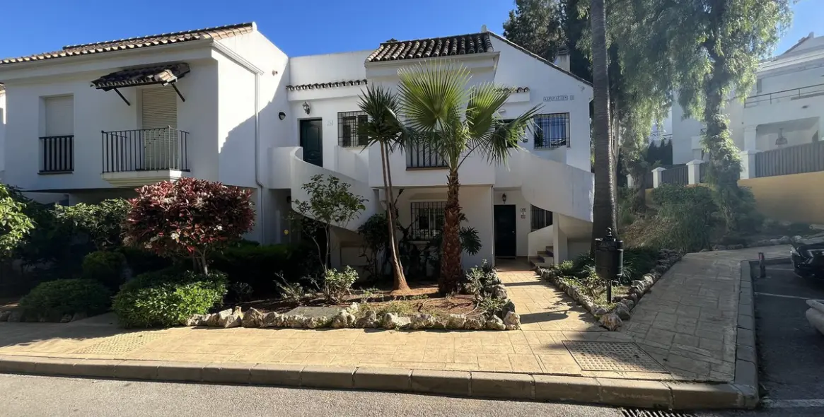Sale of ground floor apartment in Aloha 24