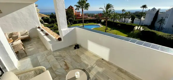 Venta de apartamento en planta media en Reserva de Marbella 1