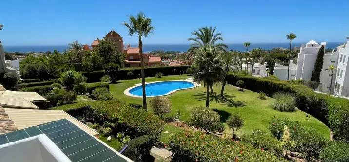 Venta de apartamento en planta media en Reserva de Marbella 2