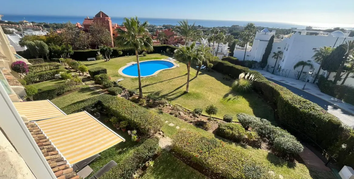 Sale of middle floor apartment in Reserva de Marbella 10