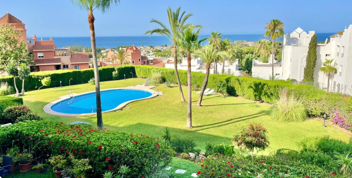Sale of middle floor apartment in Reserva de Marbella 12