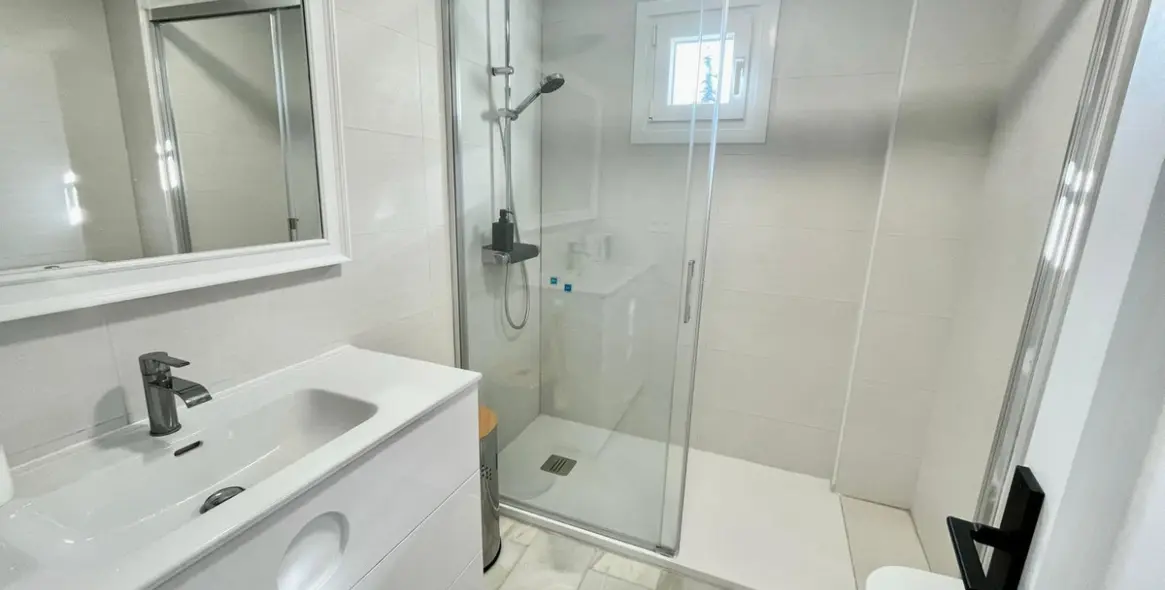 Sale of middle floor apartment in Reserva de Marbella 16