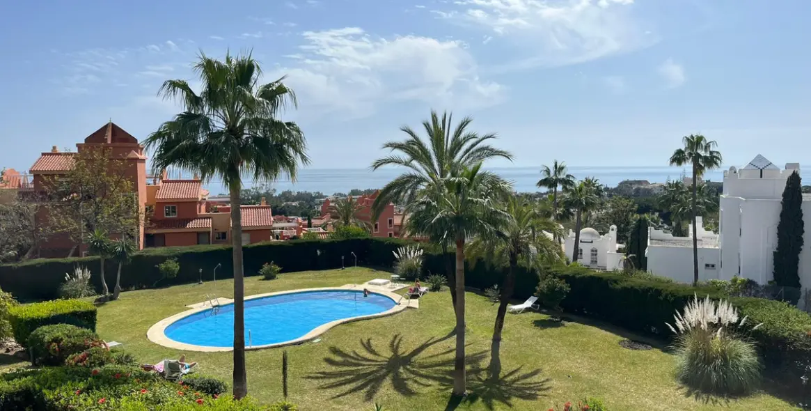Sale of middle floor apartment in Reserva de Marbella 17