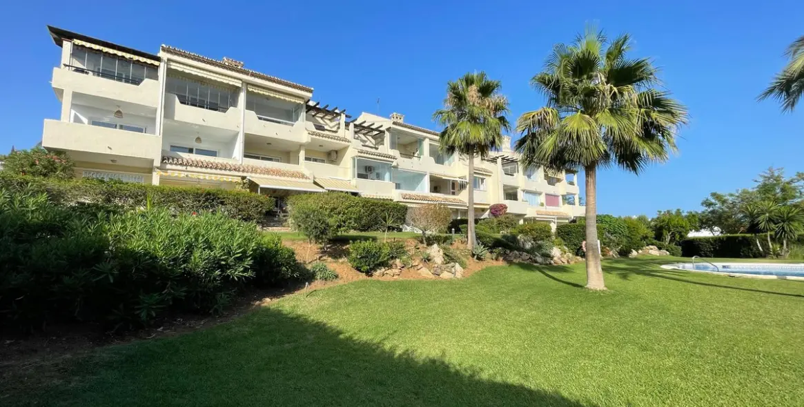 Sale of middle floor apartment in Reserva de Marbella 21