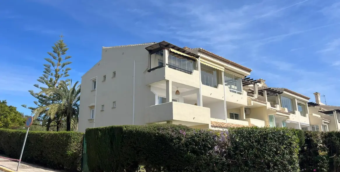 Sale of middle floor apartment in Reserva de Marbella 22